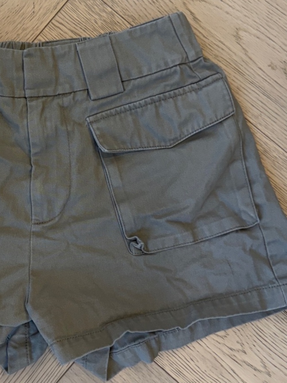 Aritzia TNA - Women's Olive Green Cargo Shorts - Casual Utility Style, Trendy